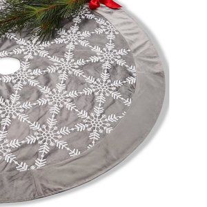 Holiday Lane Gray White Snowflake Across Tree Skirt - 48"Dia